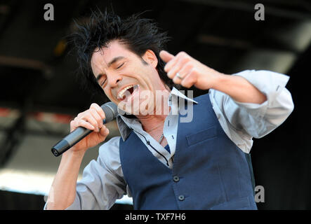 Patrick Monahan, der Sänger von Zug, führt mit seiner Band im Infield vor der 136 läuft der Preakness Stakes in Baltimore am 21. Mai 2011. UPI/Ioana Dietsch Stockfoto