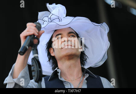 Patrick Monahan, der Sänger von Zug, führt mit seiner Band im Infield vor der 136 läuft der Preakness Stakes in Baltimore am 21. Mai 2011. UPI/Kevin Dietsch Stockfoto