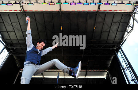 Patrick Monahan, der Sänger von Zug, führt mit seiner Band im Infield vor der 136 läuft der Preakness Stakes in Baltimore am 21. Mai 2011. UPI/Kevin Dietsch Stockfoto