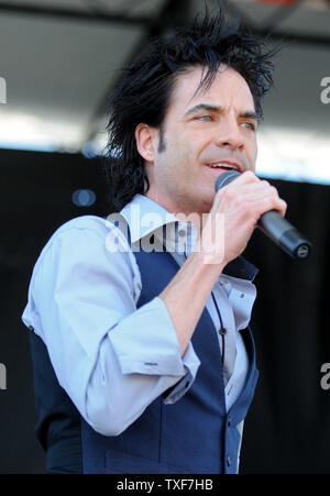 Patrick Monahan, der Sänger von Zug, führt mit seiner Band im Infield vor der 136 läuft der Preakness Stakes in Baltimore am 21. Mai 2011. UPI/Ioana Dietsch Stockfoto