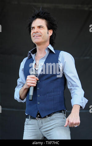 Patrick Monahan, der Sänger von Zug, führt mit seiner Band im Infield vor der 136 läuft der Preakness Stakes in Baltimore am 21. Mai 2011. UPI/Ioana Dietsch Stockfoto