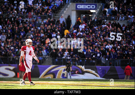 Arizona Cardinals quarterback Kevin Kolb geht weg vom Feld gegen die Baltimore Ravens im zweiten Quartal bei M&T Bank Stadium in Baltimore am 30. Oktober 2011. UPI/Kevin Dietsch Stockfoto