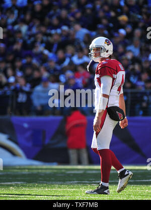 Arizona Cardinals quarterback Kevin Kolb geht weg vom Feld gegen die Baltimore Ravens im zweiten Quartal bei M&T Bank Stadium in Baltimore am 30. Oktober 2011. UPI/Kevin Dietsch Stockfoto
