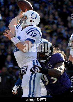 Indianapolis Colts quarterback Andreas Glück ist sacked durch Baltimore Ravens DeAngelo Tyson im ersten Quartal bei M&T Bank Stadium während der AFC Wild Card Runde in Baltimore, Maryland am 6. Januar 2013. UPI/Kevin Dietsch Stockfoto