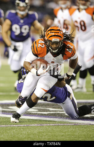 Cincinnati Bengals BenJarvus Green-Ellis aus Manöver Baltimore Ravens line Backer Ray Lewis im ersten Quartal bei M&T Bank Stadium in Baltimore, Maryland am 10. September 2012. Die Raben schlagen die Bengals 44-13. UPI/Matt Roth Stockfoto