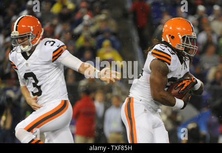 Cleveland Browns Quarterback Brandon Weeden Hände weg zu laufen zurück Trent Richardson im zweiten Quartal gegen die Baltimore Ravens bei M&T Bank Stadium in Baltimore, Maryland am 27. September 2012. UPI/Kevin Dietsch Stockfoto