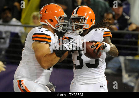 Cleveland Browns zurück laufen Trent Richardson feiert einen 1 Yard Touchdown Lauf mit Josh Greco im zweiten Quartal gegen die Baltimore Ravens bei M&T Bank Stadium in Baltimore, Maryland am 27. September 2012. UPI/Kevin Dietsch Stockfoto