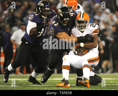 Cleveland Browns zurück laufen Trent Richardson ist für einen Verlust von Baltimore Ravens Haloti Hgata im zweiten Quartal bei M&T Bank Stadium in Baltimore, Maryland am 27. September 2012. UPI/Kevin Dietsch Stockfoto