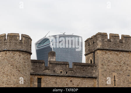 Ansicht der Außenwand des Tower of London mit dem Walkie Talkie (20 Fenchurch Street) im Hintergrund Stockfoto