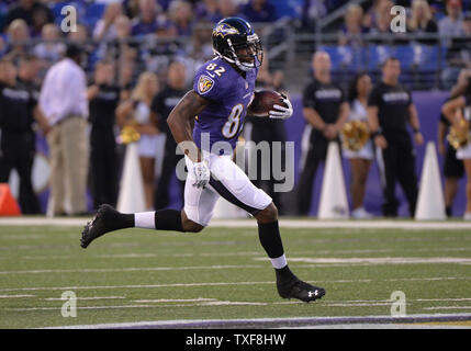 Baltimore Ravens wide receiver Torrey Smith (82) läuft über einen 77 Yard Touchdown gegen die Atlanta Falcons im ersten Quartal bei M&T Bank Stadium am 15. August in Baltimore, Maryland, 2013. UPI/Kevin Dietsch Stockfoto