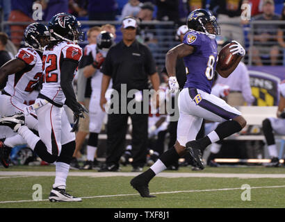 Baltimore Ravens wide receiver Torrey Smith (82) läuft über einen 77 Yard Touchdown gegen die Atlanta Falcons im ersten Quartal bei M&T Bank Stadium am 15. August in Baltimore, Maryland, 2013. UPI/Kevin Dietsch Stockfoto