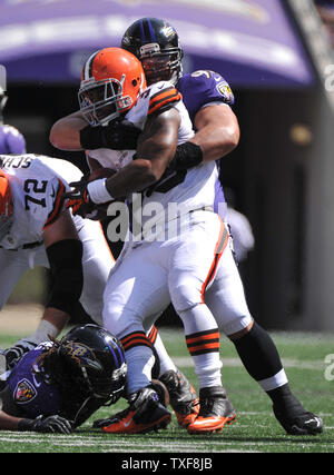 Cleveland Browns zurück laufen Trent Richardson (33) ist durch die Baltimore Ravens Haloti Ngata im zweiten Quartal bei M&T Bank Stadium in Baltimore, Maryland gestoppt am 15. September 2013. UPI/Kevin Dietsch Stockfoto