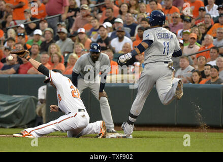 Tampa Bay Rays Shortstop Yunel Escobar (11), schlägt der erste Wurf wie Baltimore Orioles linken Feldspieler Steve Pearce (28) Bommeln der Fang im zweiten Inning in Orioles Park at Camden Yards am 25. August in Baltimore, Maryland, 2014. UPI/Kevin Dietsch Stockfoto