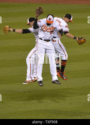 Baltimore Orioles outfielders Baltimore Nick Markakis (21), Baltimore Orioles linken Feldspieler Steve Pearce (L) und David Lough Feiern nach einem Sieg gegen die Tampa Bay Rays 9-1 an der Orioles Park at Camden Yards am 25. August 2014 in Baltimore, Maryland. UPI/Kevin Dietsch Stockfoto