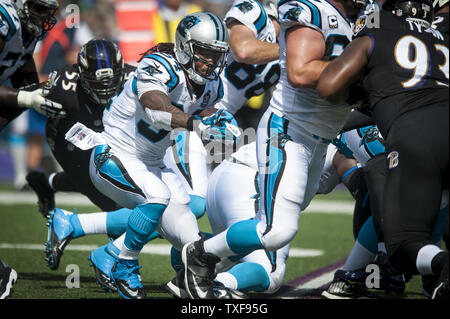 Carolina Panthers zurück laufen DeAngelo Williams versucht durch die Leitung während des ersten Viertels gegen die Baltimore Ravens M&T Bank Stadium zu brechen, am 28. September 2014 in Baltimore, Maryland. UPI/Pete Marovich Stockfoto