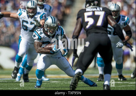 Carolina Panthers zurück laufen DeAngelo Williams sucht nach einer Öffnung in der Verteidigung während des ersten Viertels gegen die Baltimore Ravens M&T Bank Stadium am 28. September 2014 in Baltimore, Maryland. UPI/Pete Marovich Stockfoto