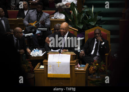 Rep. Elijah Cummings (D-Md.) spricht bei der Beerdigung von Freddie Grau im Neuen Shiloh Baptist Kirche in Baltimore, Maryland am 27. April 2015. Grau starb nach einer Verletzung des Rückenmarks, wie er von Baltimore City Polizei nach angeblich ein Switch Blade verhaftet wurde. Foto von Gabriella Demczuk/UPI Stockfoto