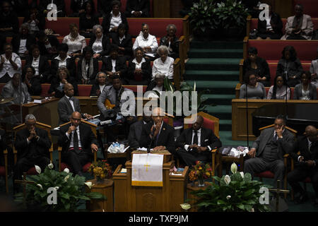 Rep. Elijah Cummings (D-Md.) spricht bei der Beerdigung von Freddie Grau im Neuen Shiloh Baptist Kirche in Baltimore, Maryland am 27. April 2015. Grau starb nach einer Verletzung des Rückenmarks, wie er von Baltimore City Polizei nach angeblich ein Switch Blade verhaftet wurde. Foto von Gabriella Demczuk/UPI Stockfoto