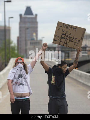 Demonstranten blockieren eine Rampe zu Rt 83 Während der Schwarzen Leben kann Tag Aktion protestieren Unterstützung für Freddie Grau und alle verhafteten Demonstranten, in Baltimore, Maryland, 1. Mai 2015 zu zeigen. Baltimore City State attorney Marilyn Mosby, verkündete heute, dass der Tod von Freddie Grau ein Mord war und sagte, die sechs festhaltenen Offiziere berechnet wird. Grau, 25, die am 12. April verhaftet wurde, starb eine Woche später im Krankenhaus von Verletzungen des Rückenmarks erhielt er in Polizeigewahrsam. Foto von Kevin Dietsch/UPI Stockfoto