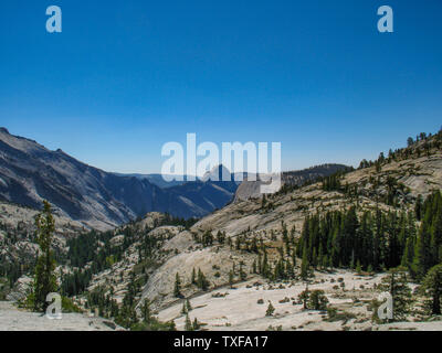 Yosemite National Park - Blick auf den Half Dome über den Tioga Pass Stockfoto