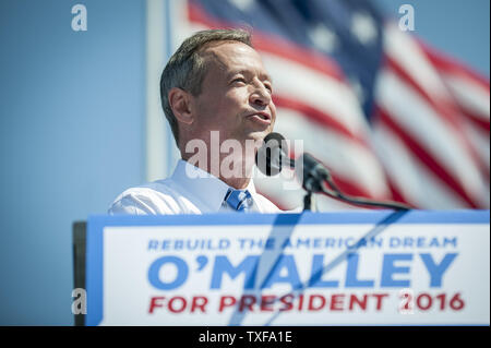 Von der Familie und von Anhängern umgeben, der ehemalige Gouverneur von Maryland, Martin O'Malley verkündet seine Absicht, die demokratische Nominierung für das Amt des Präsidenten der Vereinigten Staaten von Amerika am Donnerstag, 30. Mai 2015 im Federal Hill Park in Baltimore, Maryland, zu suchen. UPI/Pete Marovich Stockfoto