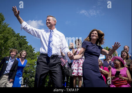 Von der Familie und von Anhängern umgeben, der ehemalige Gouverneur von Maryland, Martin O'Malley verkündet seine Absicht, die demokratische Nominierung für das Amt des Präsidenten der Vereinigten Staaten von Amerika am Donnerstag, 30. Mai 2015 im Federal Hill Park in Baltimore, Maryland, zu suchen. UPI/Pete Marovich Stockfoto