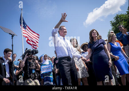 Von der Familie und von Anhängern umgeben, der ehemalige Gouverneur von Maryland, Martin O'Malley verkündet seine Absicht, die demokratische Nominierung für das Amt des Präsidenten der Vereinigten Staaten von Amerika am Donnerstag, 30. Mai 2015 im Federal Hill Park in Baltimore, Maryland, zu suchen. UPI/Pete Marovich Stockfoto