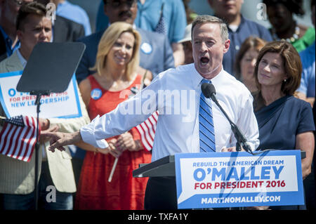 Von der Familie und von Anhängern umgeben, der ehemalige Gouverneur von Maryland, Martin O'Malley verkündet seine Absicht, die demokratische Nominierung für das Amt des Präsidenten der Vereinigten Staaten von Amerika am Donnerstag, 30. Mai 2015 im Federal Hill Park in Baltimore, Maryland, zu suchen. UPI/Pete Marovich Stockfoto