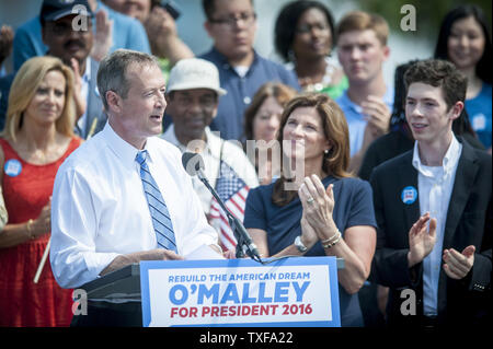 Von der Familie und von Anhängern umgeben, der ehemalige Gouverneur von Maryland, Martin O'Malley verkündet seine Absicht, die demokratische Nominierung für das Amt des Präsidenten der Vereinigten Staaten von Amerika am Donnerstag, 30. Mai 2015 im Federal Hill Park in Baltimore, Maryland, zu suchen. UPI/Pete Marovich Stockfoto