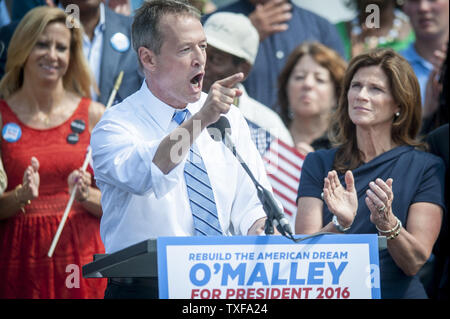 Von der Familie und von Anhängern umgeben, der ehemalige Gouverneur von Maryland, Martin O'Malley verkündet seine Absicht, die demokratische Nominierung für das Amt des Präsidenten der Vereinigten Staaten von Amerika am Donnerstag, 30. Mai 2015 im Federal Hill Park in Baltimore, Maryland, zu suchen. UPI/Pete Marovich Stockfoto