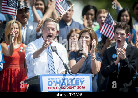 Von der Familie und von Anhängern umgeben, der ehemalige Gouverneur von Maryland, Martin O'Malley verkündet seine Absicht, die demokratische Nominierung für das Amt des Präsidenten der Vereinigten Staaten von Amerika am Donnerstag, 30. Mai 2015 im Federal Hill Park in Baltimore, Maryland, zu suchen. UPI/Pete Marovich Stockfoto