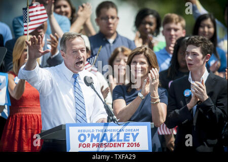 Von der Familie und von Anhängern umgeben, der ehemalige Gouverneur von Maryland, Martin O'Malley verkündet seine Absicht, die demokratische Nominierung für das Amt des Präsidenten der Vereinigten Staaten von Amerika am Donnerstag, 30. Mai 2015 im Federal Hill Park in Baltimore, Maryland, zu suchen. UPI/Pete Marovich Stockfoto