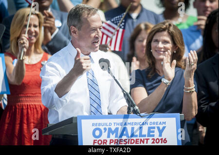 Von der Familie und von Anhängern umgeben, der ehemalige Gouverneur von Maryland, Martin O'Malley verkündet seine Absicht, die demokratische Nominierung für das Amt des Präsidenten der Vereinigten Staaten von Amerika am Donnerstag, 30. Mai 2015 im Federal Hill Park in Baltimore, Maryland, zu suchen. UPI/Pete Marovich Stockfoto