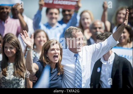 Von der Familie und von Anhängern umgeben, der ehemalige Gouverneur von Maryland, Martin O'Malley verkündet seine Absicht, die demokratische Nominierung für das Amt des Präsidenten der Vereinigten Staaten von Amerika am Donnerstag, 30. Mai 2015 im Federal Hill Park in Baltimore, Maryland, zu suchen. UPI/Pete Marovich Stockfoto
