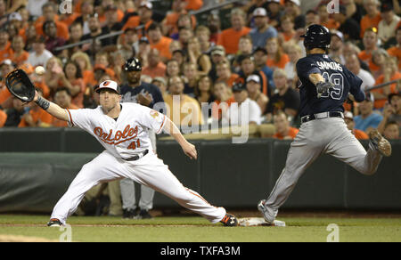 Baltimore Orioles erste Basisspieler Chris Parmelee (41) erstreckt sich über das Werfen, um Atlanta Braves" Andrelton Simmons (19) Im achten Inning in Camden Yards, Baltimore, 29. Juli 2015 tritt. Das Spiel wurde von Atlanta bestritten, aber es wurde bestätigt. Foto von David Tulis/UPI Stockfoto