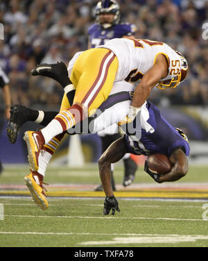 Baltimore Ravens wide receiver Kamar Aiken (11) wird von Washington Redskins linebacker Keenan Robinson ausgelöst (52) während der ersten Hälfte des preseason Football Spiel bei M&T Bank Stadium in Baltimore, 29. August 2015. Foto von David Tulis/UPI Stockfoto
