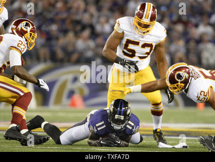 Baltimore Ravens wide receiver Kamar Aiken (11) gewinnt seine eigene Fumble unter Druck aus Washington Redskins DeAngelo Hall (23), Jackson Jeffcoat (53), und Keenan Robinson (52) während der ersten Hälfte des preseason Football Spiel bei M&T Bank Stadium in Baltimore, 29. August 2015. Foto von David Tulis/UPI Stockfoto