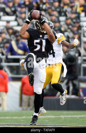 Baltimore Ravens linebacker Daryl Smith (51) fängt den Pass für Pittsburgh Steelers' Antonio Braun (84) während der ersten Hälfte des NFL Spiel bei M&T Bank Stadium in Baltimore, Maryland, 27. Dezember 2015. Foto von David Tulis/UPI Stockfoto