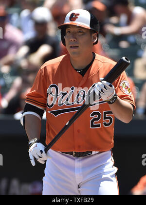 Baltimore Orioles Hyun Soo Kim aus Korea Uhren für einen schlagenden Zeichen im ersten Inning gegen die Tampa Bay Rays in Camden Yards, Baltimore, 25. Juni 2016. Foto von David Tulis/UPI Stockfoto