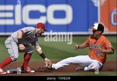 Baltimore Orioles' Hyun Soo Kim (25) erfolgt durch die Los Angeles Angels zweiter Basisspieler Johnny Giavotella Schlagwörter, wenn er versuchte, die zweite Basis im ersten Inning in Camden Yards, Baltimore, 9. Juli 2016 voraus. Foto von David Tulis/UPI Stockfoto