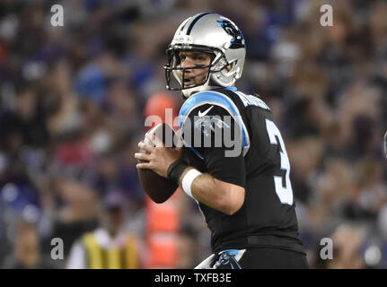 Carolina Panthers Quarterback Derek Anderson sieht downfield während der ersten Hälfte des NFL preseason Spiel gegen die Baltimore Ravens bei M&T Bank Stadium in Baltimore, Maryland, 11. August 2016. Foto von David Tulis/UPI Stockfoto