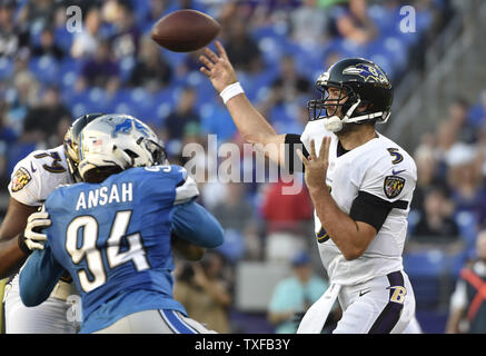 Baltimore Ravens Quarterback Joe Flacco (5) wirft unter Druck von den Detroit Lions defensive Ende Hesekiel Ansah (94) während der ersten Hälfte des NFL preseason Spiel bei M&T Bank Stadium in Baltimore, Maryland, 27. August 2016. Foto von David Tulis/UPI Stockfoto