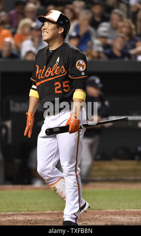 Baltimore Orioles' Hyun Soo Kim von Südkorea reagiert, nachdem eine schwingende Streik gegen die New York Yankees im dritten Inning in Camden Yards, Baltimore, 2. September 2016. Foto von David Tulis/UPI Stockfoto