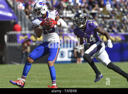 Buffalo Bills wide receiver Robert Woods (L) macht einen Haken vor der Baltimore Ravens cornerback Shareece Wright (24) in der zweiten Hälfte eines NFL Football Spiel bei M&T Bank Stadium in Baltimore, Maryland, 11. September 2016. Baltimore gewann 13-7. Foto von David Tulis/UPI Stockfoto