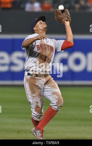 Boston Red Sox shortstop Xander Bogaerts Felder der Pop von Baltimore Orioles' Hyun Soo Kim im ersten Inning in Camden Yards, Baltimore, 19. September 2016. Foto von David Tulis/UPI Stockfoto