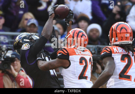 Baltimore Ravens wide receiver Breshad Perriman (L) Fänge einen 18 Yard Touchdown Pass vor Cincinnati Bengals cornerbacks Darqueze Dennard (21) und Dre Kirkpatrick (27) während der ersten Hälfte des NFL Spiel bei M&T Bank Stadium in Baltimore, Maryland, 27. November 2016. Foto von David Tulis/UPI Stockfoto