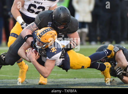 Armee schwarzen Ritter defensive lineman Andrew McLean (58) stoppt die Navy Midshipmen Quarterback Zach Katrin (L) während der ersten Hälfte des jährlichen Armee versus Marine Rivalität Fußballspiel bei M&T Bank Stadium in Baltimore, Maryland, 10. Dezember 2016. Foto von David Tulis/UPI Stockfoto