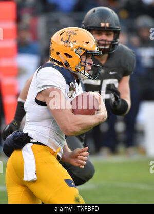 Navy Midshipmen Quarterback Zach Katrin (9) verläuft Armee schwarzen Ritter linebacker Kenneth Brinson (56) Auf einem Torwart spielen während der ersten Hälfte des jährlichen Armee versus Marine Rivalität Fußballspiel bei M&T Bank Stadium in Baltimore, Maryland, 10. Dezember 2016. Foto von David Tulis/UPI Stockfoto