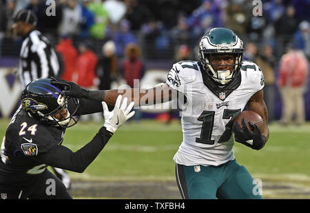 Philadelphia Eagles wide receiver Nelson Agholor (17) steif arme Baltimore Ravens cornerback Kyle Arrington (24) auf einen ersten Abstieg in der zweiten Jahreshälfte ein NFL Spiel bei M&T Bank Stadium in Baltimore, Maryland, 18. Dezember 2016. Baltimore gewann 27-26. Foto von David Tulis/UPI Stockfoto