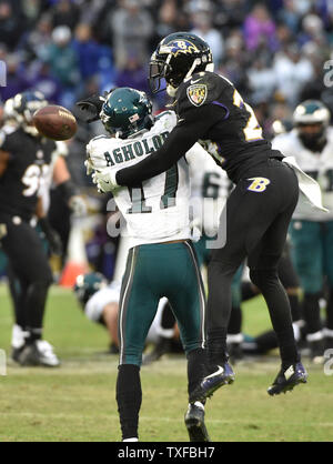 Baltimore Ravens cornerback Kyle Arrington (R) blockiert einen Pass für den Philadelphia Eagles wide receiver Nelson Agholor (17) in der zweiten Jahreshälfte ein NFL Spiel bei M&T Bank Stadium in Baltimore, Maryland, 18. Dezember 2016. Baltimore gewann 27-26. Foto von David Tulis/UPI Stockfoto